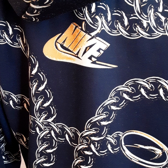 NIKE Cropped Style Hoodie with Chain Design - Picture 4 of 8